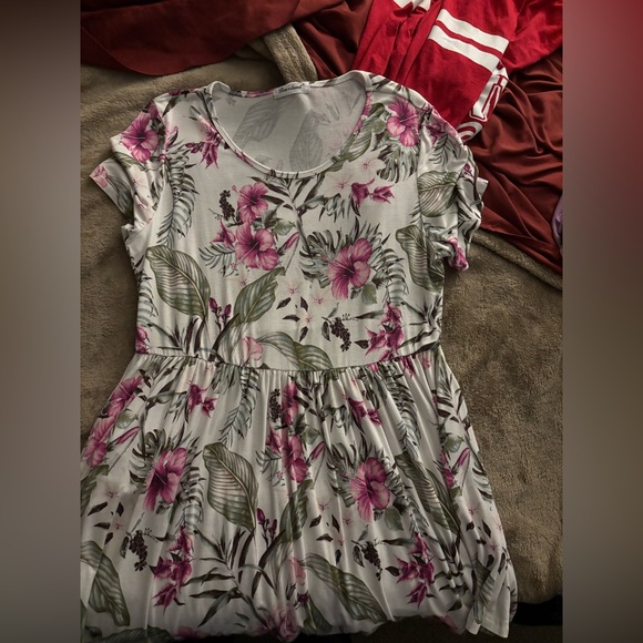 These are some lightly worn maternity clothes, well taken care of+ smoke free! - Picture 3 of 7